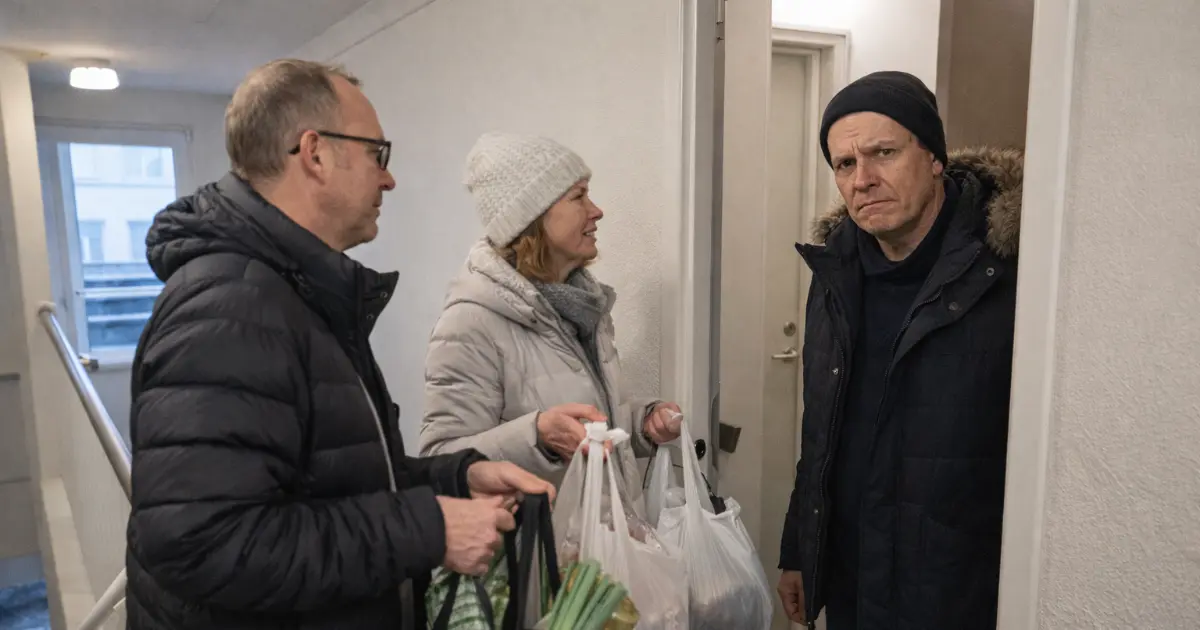 Person står frustrert i oppgang mens to naboer blokkerer døråpning med prat og handleposer